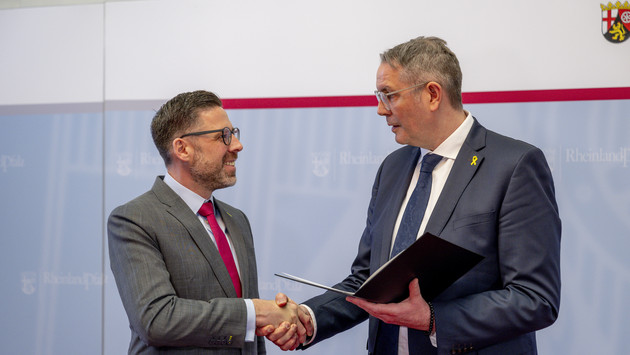 Ministerpräsident Alexander Schweitzer ernennt Philipp Fernis zum neuen Minister der Justiz