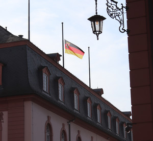 Halbmast auf der Staatskanzlei Rheinland-Pfalz.