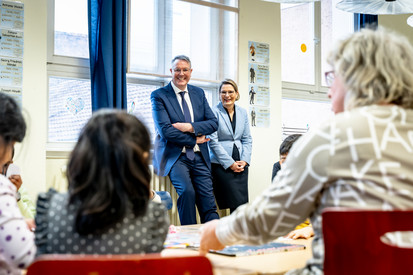 Ministerpräsident Alexander Schweitzer und Bildungsministerin Dr. Stefanie Hubig zu Besuch in der Mainzer Goetheschule.