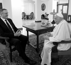 Ministerpräsident Alexander Schweitzer mit Papst Franziskus.